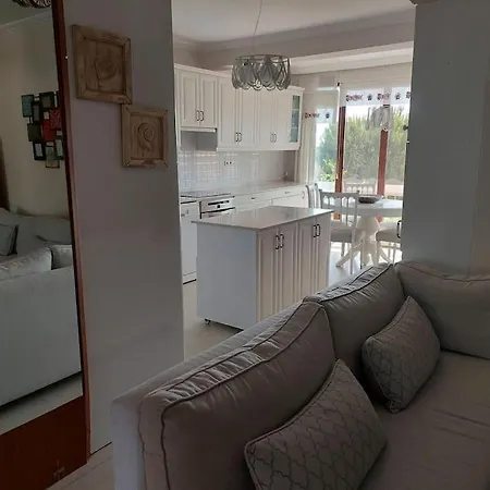 şifne Yalı'da 4 9kisi Yatak Kapasite Manzaralı Tatil Evi Çeşme